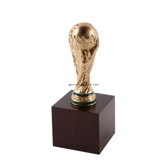 Estatua personalizada de la artesanía de la resina de la copa mundial con el soporte de madera (RC01)
