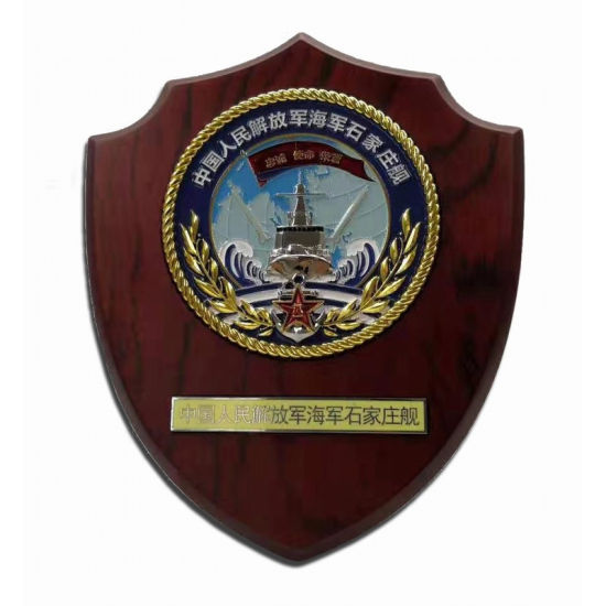 Forma personalizada grabada Logotipo de souvenir placa de metal con base de madera