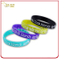 Diseño convexo impreso en relieve personalizado de pulsera de silicona